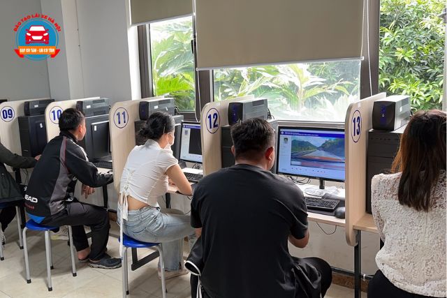 Các học viên liên tục được ôn tập và thi thử trên thiết bị tương tự khi sát hạch